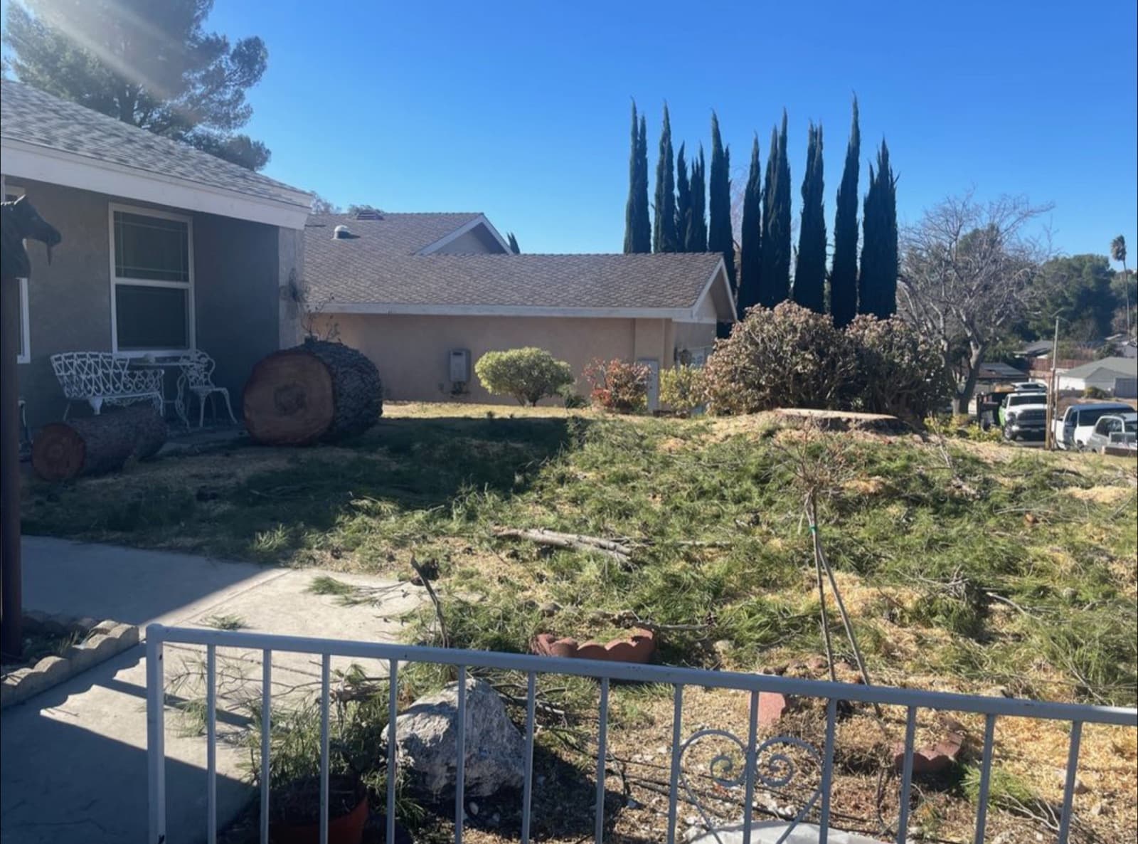 A Palmdale front yard after a large hazardous tree was removed by UFO Tree Trimming